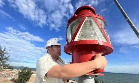 Những người gác đèn thầm lặng giữa biển khơi