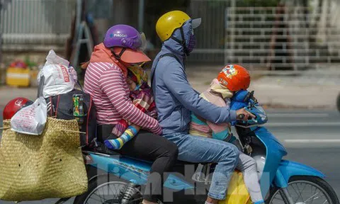 Mùng Bốn Tết, người dân miền Tây lỉnh kỉnh đồ đạc quay lại TP.HCM