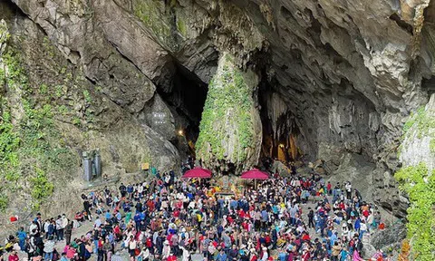 Biển người đổ về chùa Hương ngày mùng 4 Tết