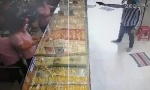 Bắt giữ thanh niên dùng vật giống súng vào cướp tiệm vàng ở Sóc Trăng