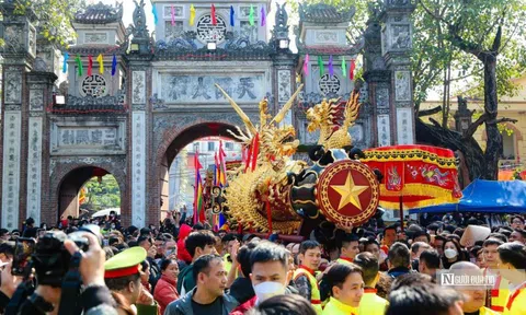 "Biển người" tham gia khai hội rước pháo Đồng Kỵ