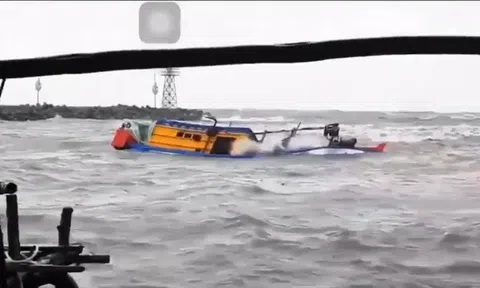 Chìm tàu cá chở 13 ngư dân, đang tìm kiếm 2 người còn mất tích