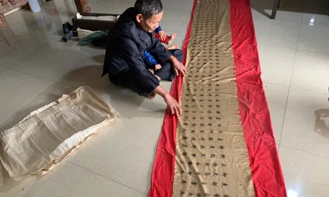 Độc đáo đạo sắc lụa gấm dài nhất Việt Nam