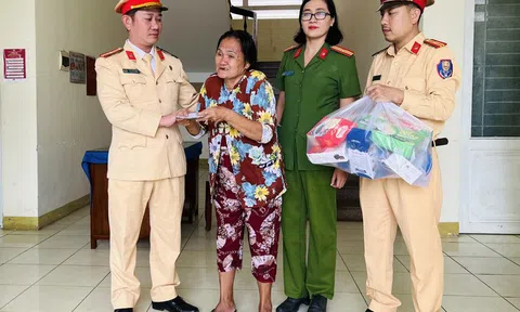 Hết tiền về xe, 3 bà cháu bị bỏ lại giữa đường