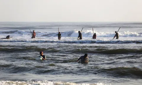 Nghề "đi thụt lùi" thu tiền triệu mỗi ngày ở Quảng Nam