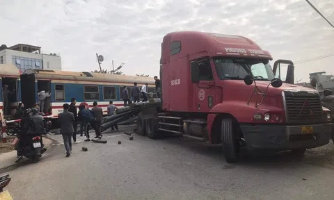 Tàu hỏa tông phải xe đầu kéo chở sắt băng qua đường sắt