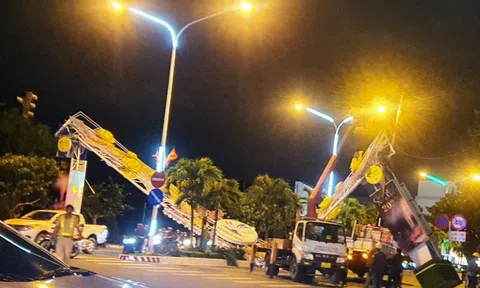 Sập cổng chào Tết ở TP Nha Trang, giao thông ách tắc nghiêm trọng