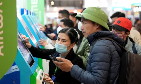 Khách ùn ùn qua sân bay Nội Bài ngày mùng 8 Tết