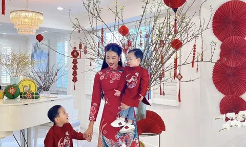 Phạm Hương cùng con trai mặc đồng điệu du xuân
