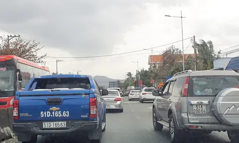 Trở lại TP HCM, nhiều tài xế ngán ngẩm cảnh kẹt xe kéo dài trên Quốc lộ 1A