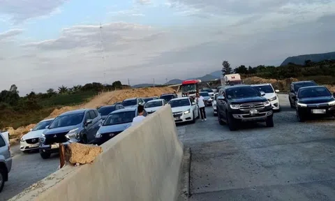 Né tắc đường, ô tô tràn vào tuyến cao tốc Phan Thiết - Dầu Giây chưa thi công xong