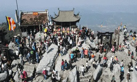 Hàng vạn người leo đỉnh thiêng Yên Tử