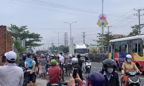 CLIP: Giải cứu 1 phụ nữ nghi “ngáo đá” khỏa thân trên cột điện