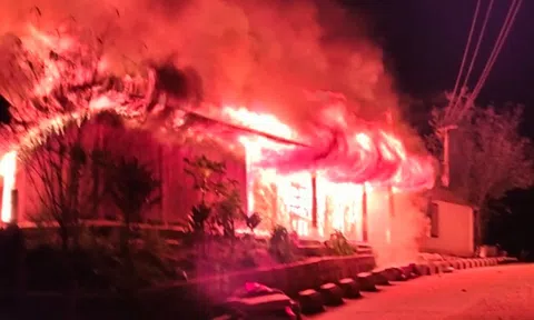 Nhà của 4 hộ nghèo, 1 hộ chính sách ở Quảng Nam cháy rụi lúc rạng sáng