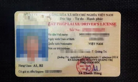 Người phụ nữ đi thi bằng lái ô tô, lộ ra bằng lái xe máy giả
