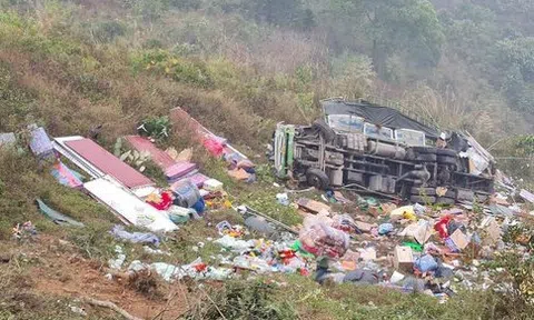 Xe tải mất phanh lao xuống vực, 4 người bị thương