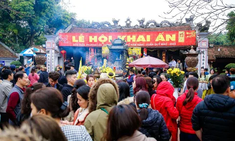 "Biển người" nườm nượp đổ về Đền Trần trước giờ khai ấn