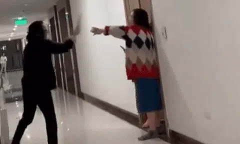 Người phụ nữ có nhiều biểu hiện lạ, cầm dao đe dọa cư dân