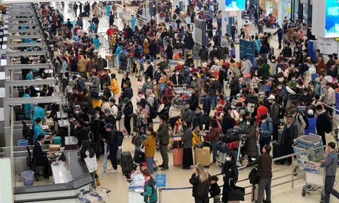 Cục Hàng không lên tiếng việc khách phải mua vé máy bay vượt trần