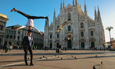Quốc Cơ - Quốc Nghiệp diễn chồng đầu trên đường phố Milan