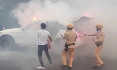 Hà Nội: Ô tô Mercedes đang đi bốc cháy ngùn ngụt