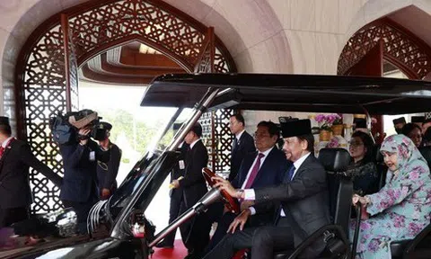 Quốc vương Brunei lái xe điện đưa Thủ tướng và Phu nhân trong hoàng cung
