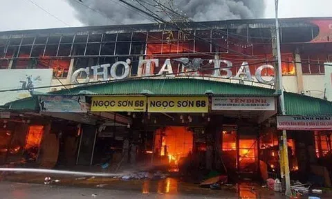 Cháy lớn tại chợ Tam Bạc - Hải Phòng