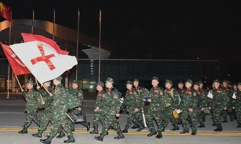 Cận cảnh máy bay cất cánh đưa đoàn Quân đội Việt Nam lên đường tới Thổ Nhĩ Kỳ cứu hộ