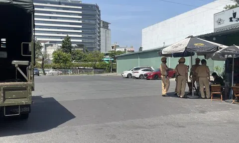 Công an đang khám xét 1 địa điểm đăng kiểm ở TP HCM