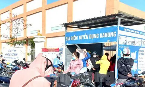 Công nhân xếp hàng xin việc, lương từ 6-12 triệu đồng/tháng