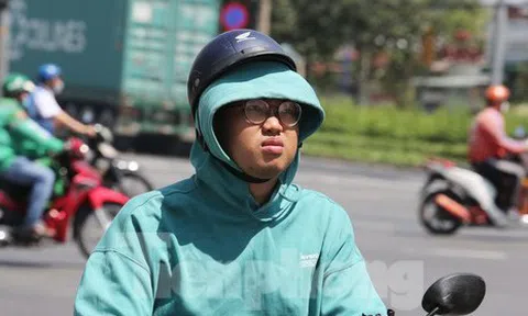 Người Sài Gòn quay quắt với cái nắng như 'đổ lửa'