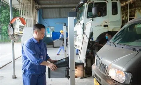 Xe thiết kế 1 đèn lùi, xe dán đề can trang trí vẫn được đăng kiểm