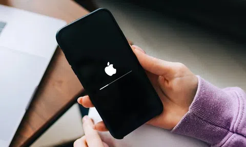 Điện thoại bật mãi không lên nguồn: Thử ngay cách làm hiệu quả này trên mọi mẫu iPhone