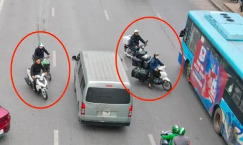 Xe máy nối đuôi nhau đi ngược chiều, cắt mặt ô tô trên đường Giải Phóng, Hà Nội