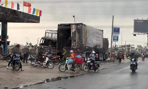 Xe tải và container đậu sát cây xăng bốc cháy ngùn ngụt ở Quảng Nam
