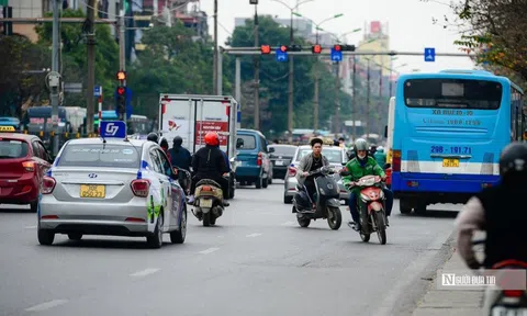 Bất chấp nguy hiểm, xe máy nối đuôi nhau đi ngược chiều