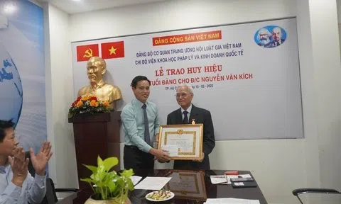 Trao tặng Huy hiệu 45 năm tuổi Đảng cho luật gia Nguyễn Văn Kích