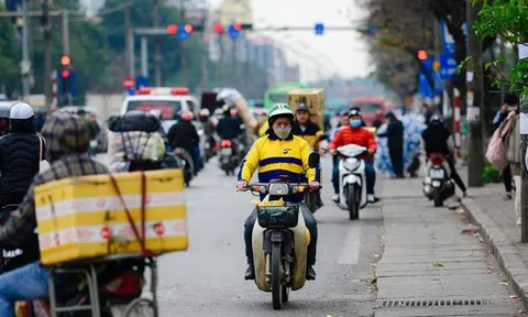 Người và xe thản nhiên đi ngược chiều, cắt mặt ôtô