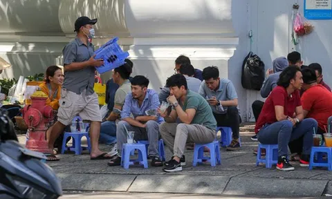 Nhìn lại hiện trạng vỉa hè ở TP.HCM: Người đi bộ vẫn bị đẩy xuống lòng đường