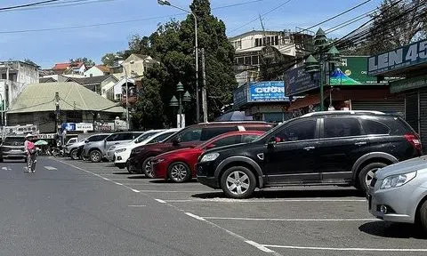 Người trúng đấu giá điểm giữ xe gần 7 tỷ đồng/5 năm làm đơn xin hủy kết quả