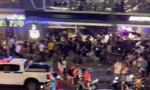 Buổi cà phê bất ổn tại địa điểm "hot nhất" của giới trẻ TP.HCM gần đây: Những dáng đứng thất thần khi chỗ ngồi bị dẹp sạch