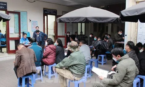 Cận cảnh người dân Hà Nội xếp hàng chờ cấp, đổi giấy phép lái xe