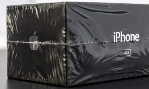 iPhone đời đầu nguyên seal được đấu giá hơn 63.000 USD
