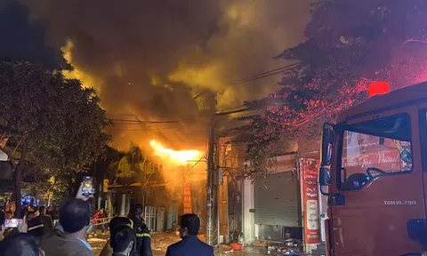 Cháy ngùn ngụt ở Phú Lương, Hà Đông