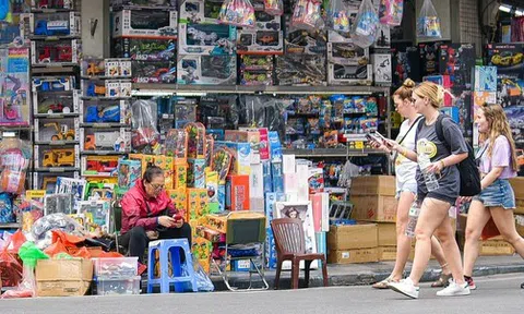 Vỉa hè Hà Nội bị chiếm, người đi bộ bị đẩy xuống lòng đường