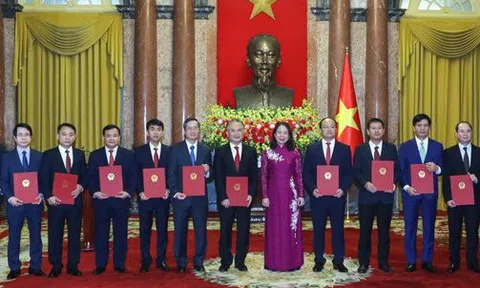 Quyền Chủ tịch nước Võ Thị Ánh Xuân trao quyết định bổ nhiệm 13 tân Đại sứ nước Cộng hòa xã hội chủ nghĩa Việt Nam