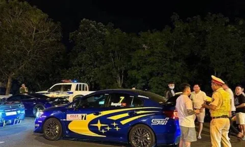 Cảnh sát chặn đoàn siêu xe Ferrari, Mercedes G63 trên cao tốc TP.HCM-Dầu Giây