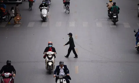 Hà Nội: Người dân “thờ ơ” với cầu vượt bộ hành, thản nhiên băng qua đường bất chấp nguy hiểm