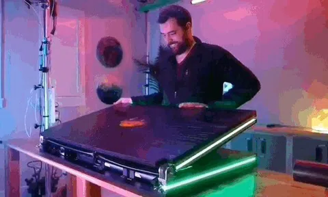 Tự chế laptop khổng lồ, màn hình 43 inch