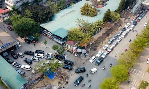 Ôtô xếp hàng dài chờ đăng kiểm